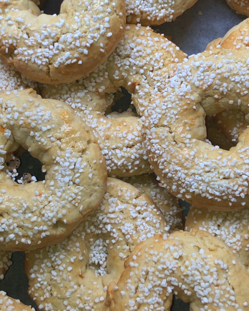 Nybakade bullar med pärlsocker